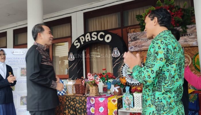 SMPN 1 Kencong Jember Pamerkan Kerajinan Daur Ulang Sampah Bekas Jadi Produk Vas Bunga