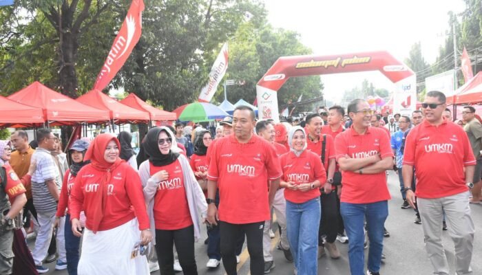 Dukung UMKM Situbondo Naik Kelas, Bank Jatim Serahkan Bantuan Ratusan Tenda Portabel