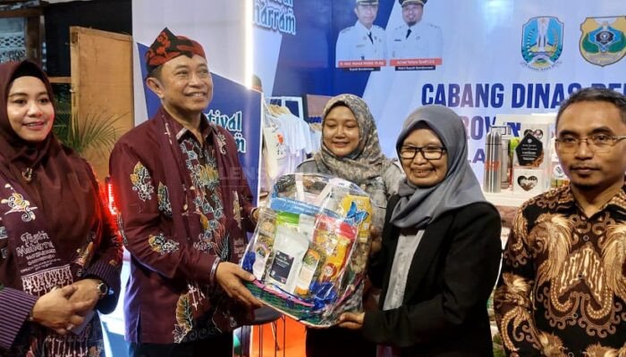 Super Wow..!! Apresiatif dan Tulis Pesan Inspiratif, Bupati Bondowoso Terkesima Produk Unggulan Karya SMK  