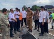 Bupati Jember Tinjau Lokasi Lakukan Pengaspalan Perlintasan Rel Kereta Api Pecoro