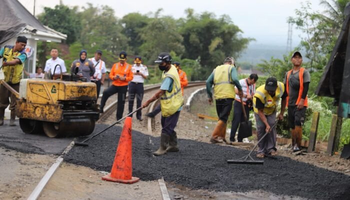 Pemkab Jember Respon Laporan Warga, Perbaiki Pengaspalan Perlintasan Rel KA di Garahan Silo