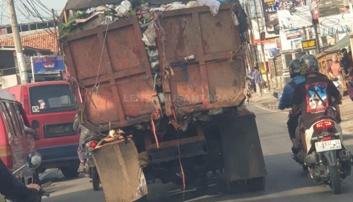 Menghawatirkan, Truk Sampah di Purwakarta Ancam Keselamatan Pengendara