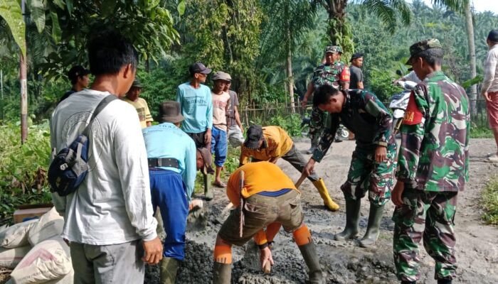 Tidak Kunjung Diperbaiki oleh Pemdes, Masyarakat Perbaiki Jalan Pertanian dengan Dana Swadaya
