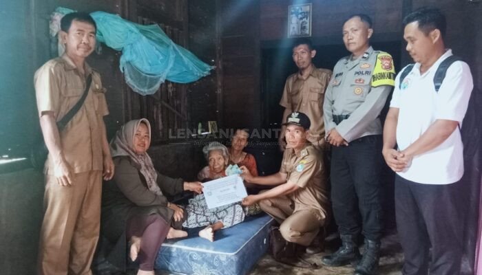 Pemdes Bangun Jiwa Luas Kaur Bagikan BLT Kepada 11 KPM Tahap Dua