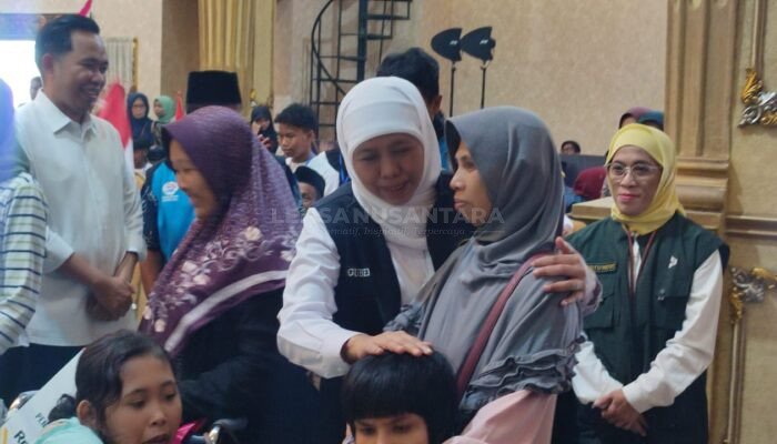 Gubernur Khofifah Salurkan Bansos PKH Plus dan Penyandang Disabilitas di Jember