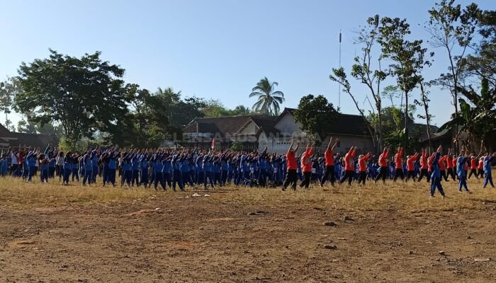 Dies Natalis 99 Tahun, SDN Sukosari 01 Bondowoso Gelar Senam Sehat Murid dan Wali Murid