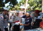 Menyambut HUT RI ke-80, Satlantas Polres Bondowoso Bagikan Bendera Merah Putih di Pasar Hewan