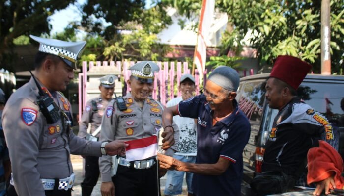 Menyambut HUT RI ke-80, Satlantas Polres Bondowoso Bagikan Bendera Merah Putih di Pasar Hewan