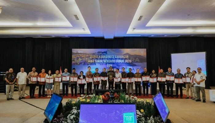 Wajib Pajak Kanwil DJP Jatim II Terima Piagam Langsung dari Dirjen Pajak, Simbol Kemitraan dan Kepatuhan Perpajakan