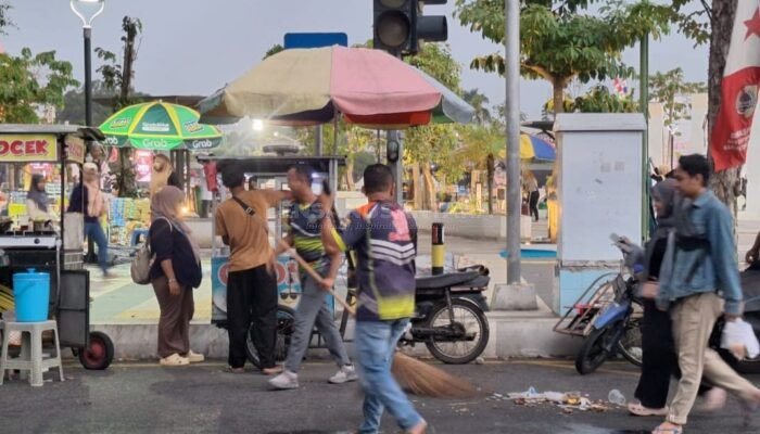 Usai Pagelaran JFC 2025, DLH Jember Gerak Cepat Bersihkan Sampah di Sejumlah Titik Utama