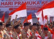 Gubernur Jatim Kenalkan Gus Darling Dihadapan Ribuan Peserta Apel Hari Pramuka ke-64