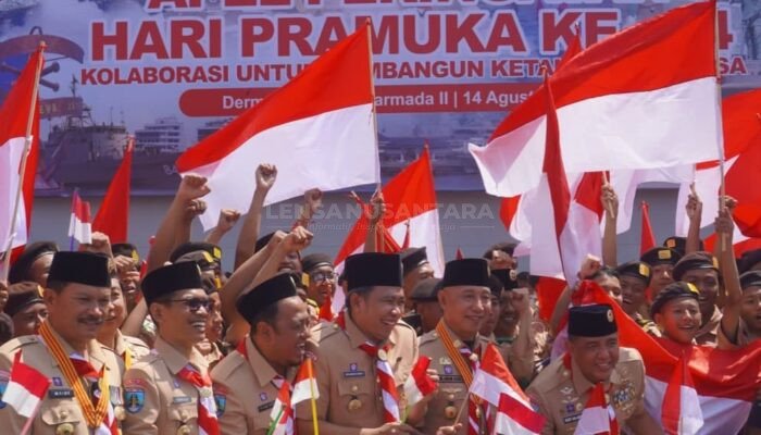 Gubernur Jatim Kenalkan Gus Darling Dihadapan Ribuan Peserta Apel Hari Pramuka ke-64