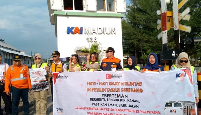 Sambut HUT ke-80 RI, KAI Daop 7 Madiun Ajak Masyarakat “Merdeka dan Selamat” di Perlintasan Kereta