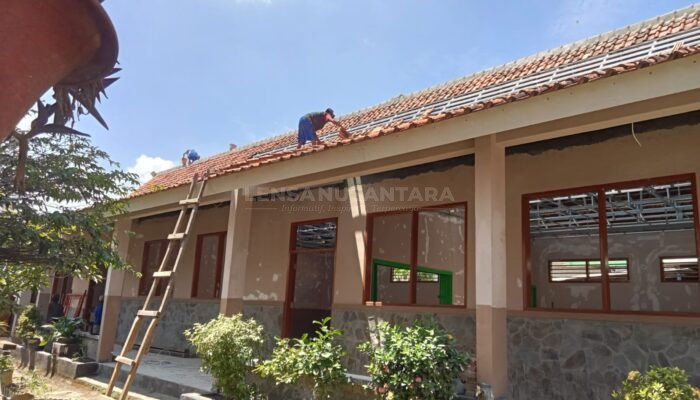 Rehabilitasi Ruang Kelas SDN Cinangka Purwakarta Dipertanyakan, Pekerja Abaikan APD dan Papan Informasi