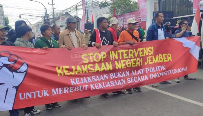 Ratusan Massa Demo Kejari dan DPRD Jember, Ini Tuntutannya