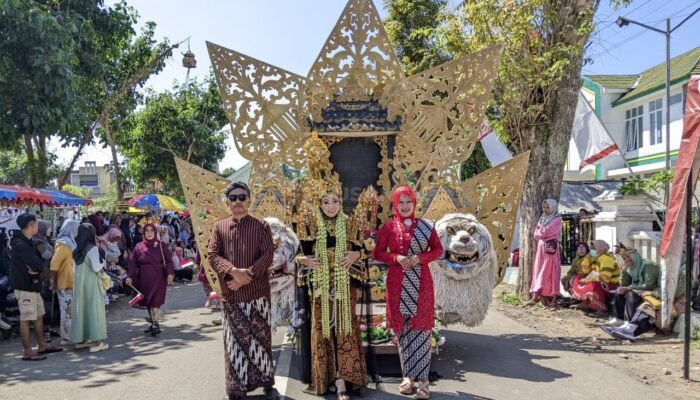 Plt Camat Tamanan Bondowoso Apresiasi Karnaval Budaya HUT ke-80 RI Disambut Meriah Ribuan Warga