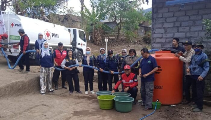 Kolaborasi Relawan dan PMI Bondowoso Salurkan Air Bersih untuk Warga Terdampak Kekeringan di Tegalampel
