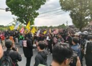 Ribuan Massa Geruduk DPRD Kota Madiun, Aksi Ricuh Usai Soroti Tunjangan DPRD dan Kasus Driver Ojol