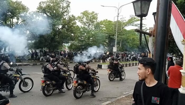 ‎Ratusan Demonstran di Purbalingga Kocar Kacir, Setelah Aparat Tembakan Gas Air Mata