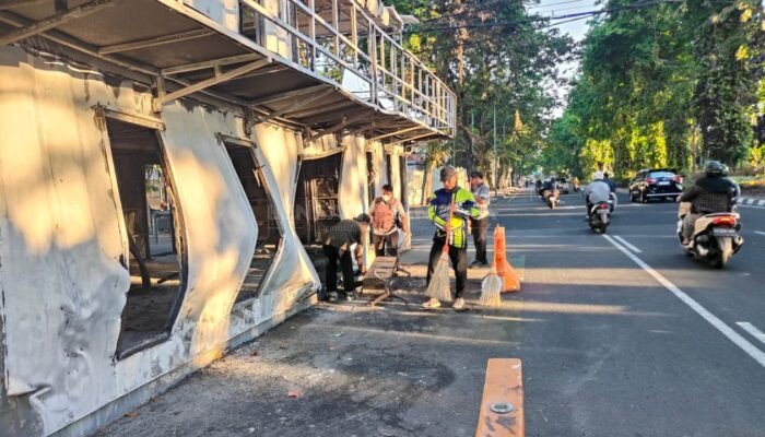 Ojol dan Warga Kompak Bersihkan Pos Polisi yang Dibakar Massa di Surabaya
