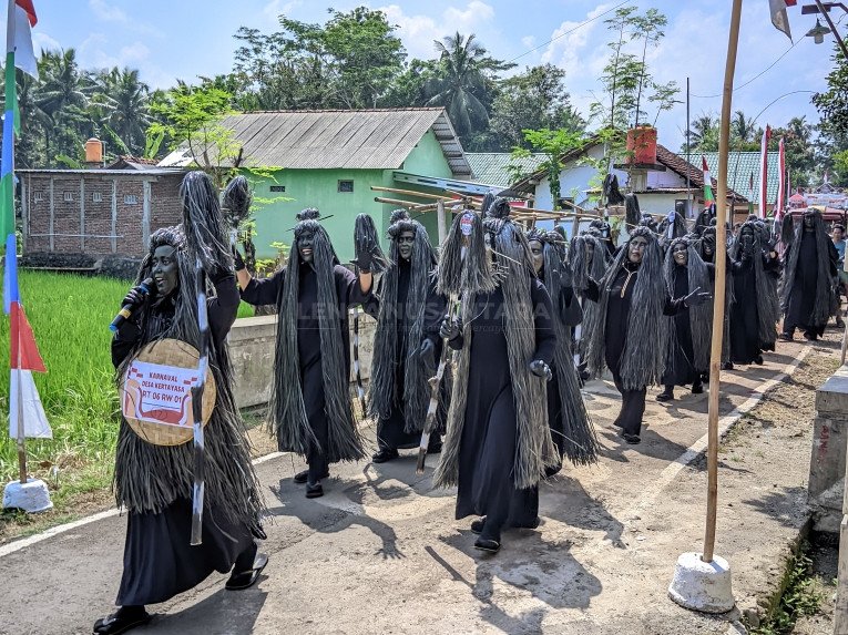 Pasukan Mak Lampir Turun Ikut Karnaval di Desa Kertayasa Banjarnegara