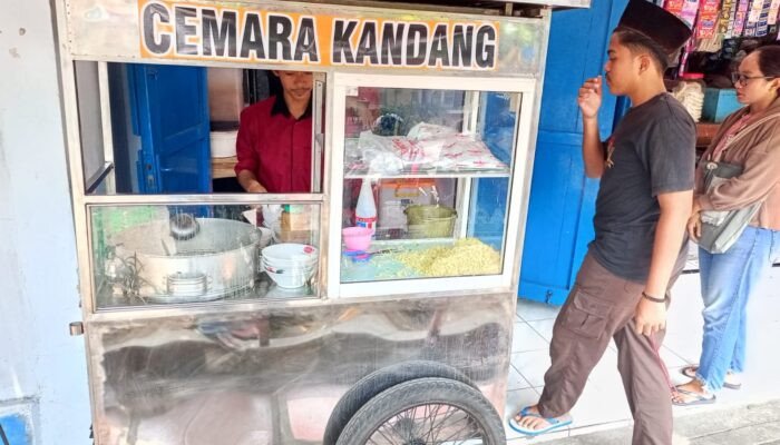 Nikmatnya Pentol Kuah Cemara Kandang di Rembang, Empat Jam Buka Sudah Ludes