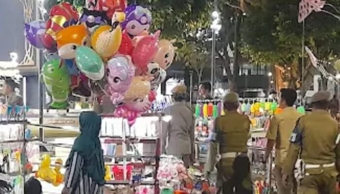 Dinilai Ganggu Keindahan Pengguna Trotoar, Satpol-PP Edukasi dan Sanksi PKL di Alun-alun Jember