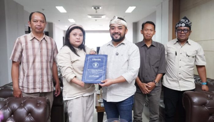 Wakil Wali Kota Batu Serahkan Ijazah Warga yang Sempat Tertahan, Awalnya Terungkap Lewat Pesan TikTok