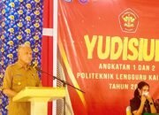 Bupati Hasan Achmad Apresiasi 18 Mahasiswa Lulusan Politeknik Lengguru Kaimana pada Yudisium Perdana