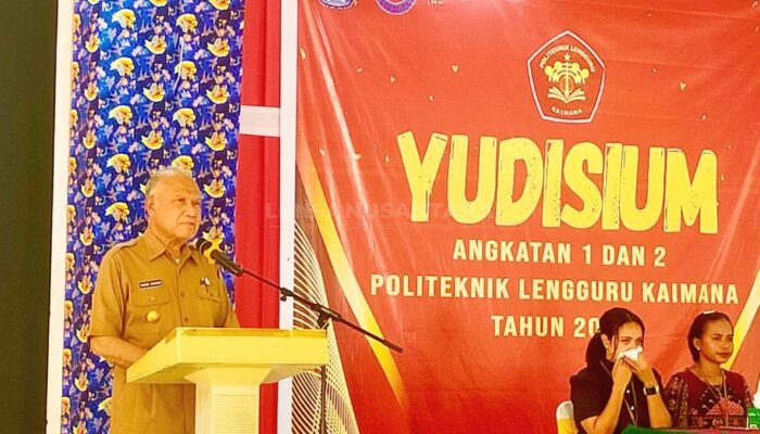 Bupati Hasan Achmad Apresiasi 18 Mahasiswa Lulusan Politeknik Lengguru Kaimana pada Yudisium Perdana