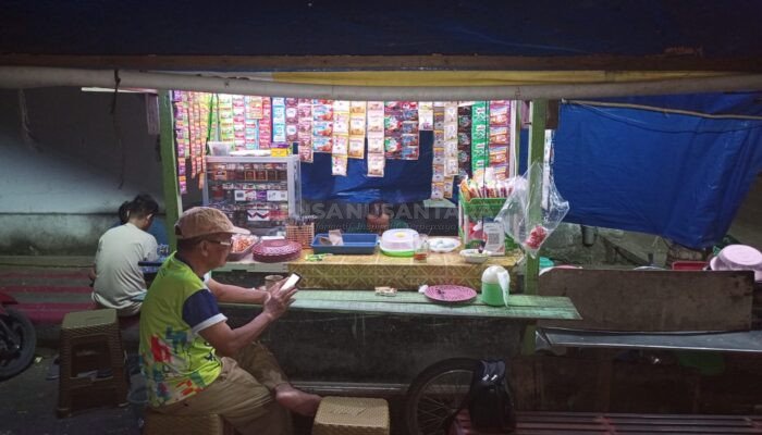 Fenomena Maraknya Nasi Kucing di Rembang Representasi Publik Butuh Ruang