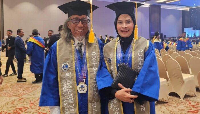 Raih Gelar Doktor Bersama, Sepasang Suami Istri Jadi Wisudawan Terunik di Unitomo Surabaya