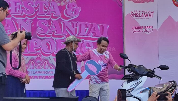Gus’e Menyapa Jalan Sehat Kampoeng, Bupati Jember Serahkan Hadiah Utama Sepeda Motor
