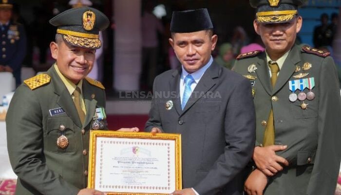 Bupati Solok Terima Penghargaan pada Peringatan HUT TNI ke-80