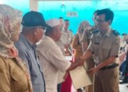 Kepastian Hukum Tanah: BPN Jember Bagikan 100 Sertifikat PTSL di Desa Lembengan