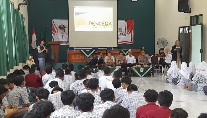 Siapkan Generasi Emas 2045, Bakesbangpol Jember Gencarkan Program Masuk Sekolah
