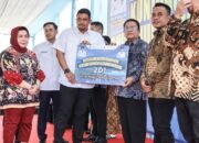 Bobby Dorong Penyerapan Tenaga Kerja Lokal di KEK Sei Mangkei, Wesly Terima Kartu BPJS Pekerja Rentan
