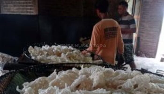 Menilik Pembuatan Kerupuk Bandung di Desa Waru Rembang, Dibuat Secara Tradisional