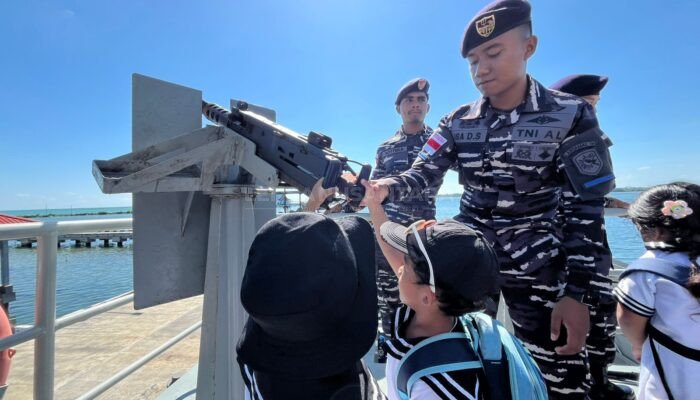 Mengenal Laut Sejak Dini, Kapal Angkatan Laut di Natuna Dikunjungi Anak-anak PAUD