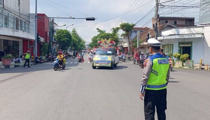 Puluhan Orang Tua Abadikan Momen Anak Ikuti Pawai HSN 2025 di Rembang