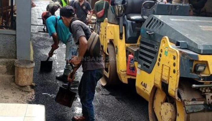 Pemdes Pasawahan Selesaikan Proyek Peningkatan Jalan Lingkungan dengan Hotmix
