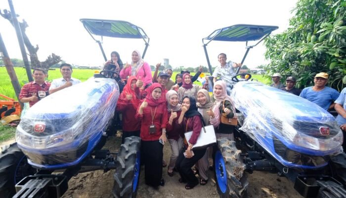 Andi Tenri Indah Serahkan Dua Unit Traktor untuk Petani Gowa, Dorong Kemandirian Pangan Daerah