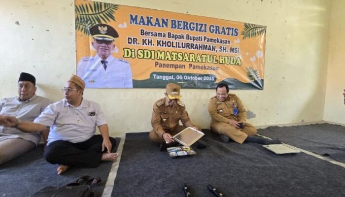 Nikmati Menu MBG Bersama Siswa, Bupati Pamekasan: Sudah Memenuhi Empat Sehat Lima Sempurna