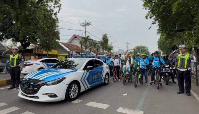 Polisi di Situbondo Ajak Pengendara Doa Sejenak di Hari Pahlawan Nasional