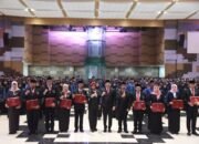 Bupati Serahkan Tanda Kehormatan Satyalancana Karya Satya kepada 768 PNS Pemkab Sidoarjo