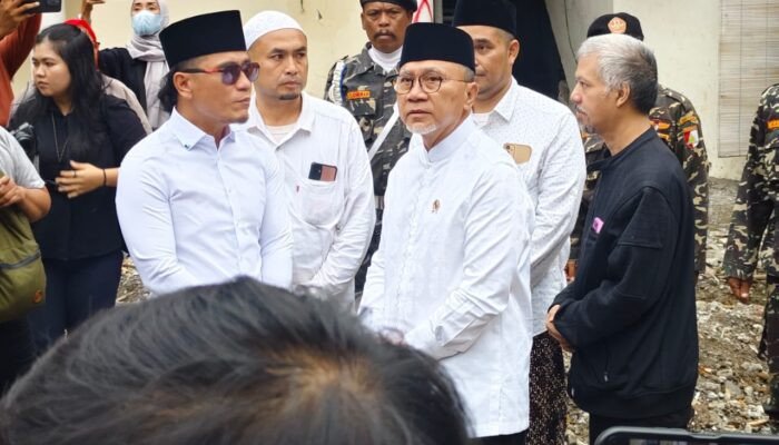 Menko Pangan Zulkifli Hasan Bersilaturahmi ke Ponpes Al Khoziny, Santri Antusias Disambut Pantun Gus Miftah