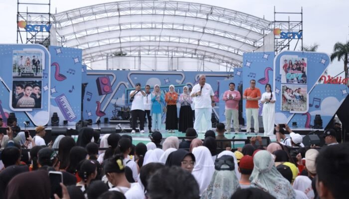 Ning Ghyta Ajak Ratusan Pelajar Deklarasi Jember Zero Bullying di Karnaval SCTV 2025