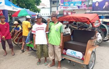 Senyum Bahagia saat Abang Becak Terima Becak Listrik Gratis di Rembang