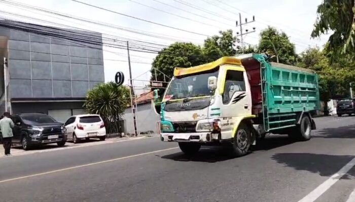 Truk Pasir ‘Orang Komando 34’ Bebas Melintas Tanpa Terpal, di Duga Ada Perlindungan dari Oknum TNI