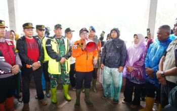 Bupati Ingatkan Warga Waspada Hoaks saat Tinjau Banjir di Tanah Datar